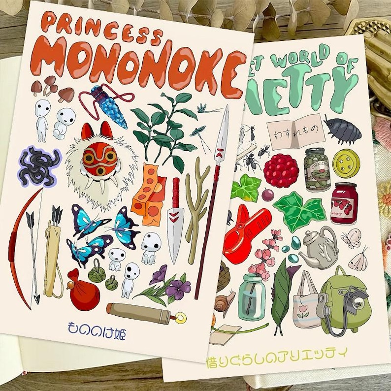 Peut inclure: Deux impressions d'art illustr&eacute;es avec des dessins color&eacute;s de personnages et d'objets des films d'animation "Princesse Mononoke" et "Le Monde Secret d'Arrietty". Les impressions incluent du texte en anglais et en japonais.
