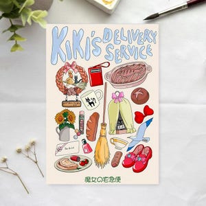 Peut inclure: Illustration fantaisiste avec des &eacute;l&eacute;ments de "Kiki la petite sorci&egrave;re". L'&oelig;uvre comprend une couronne, un carnet rouge, une tasse avec un chat noir, un balai, une miche de pain, un tournesol et des chaussures rouges. Le titre "Kiki's Delivery Service" est en haut.