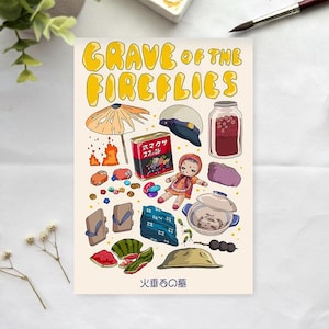 Peut inclure: Illustration color&eacute;e inspir&eacute;e du film "Le Tombeau des Lucioles", avec divers objets et textes. On y trouve un bocal de baies, une poup&eacute;e, une bo&icirc;te de conserve et d'autres &eacute;l&eacute;ments. Le titre est en lettres jaunes.