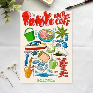 Peut inclure: Illustration color&eacute;e avec le texte "Ponyo on the Cliff" en rouge. L'image comprend divers &eacute;l&eacute;ments de dessins anim&eacute;s comme un seau vert, des ramen, un bateau, des poissons et une tasse. Le texte japonais "崖の上のポニョ" est en bas.