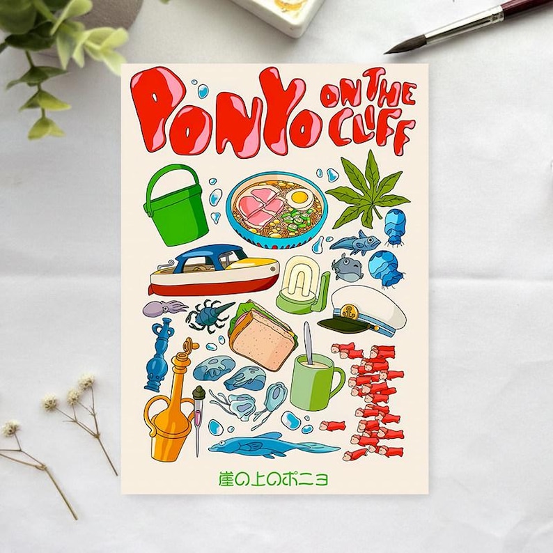Peut inclure: Illustration color&eacute;e avec le texte "Ponyo on the Cliff" en rouge. L'image comprend divers &eacute;l&eacute;ments de dessins anim&eacute;s comme un seau vert, des ramen, un bateau, des poissons et une tasse. Le texte japonais "崖の上のポニョ" est en bas.