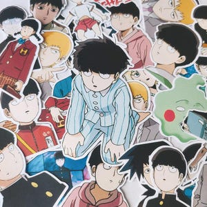 Könnte beinhalten: Eine Sammlung von gestanzten Vinyl-Aufklebern mit verschiedenen Charakteren aus dem Anime Mob Psycho 100. Die Aufkleber zeigen diverse Szenen, darunter Charaktere in Schuluniformen, Schlafanzügen und Freizeitkleidung sowie ein grünes Geistwesen.