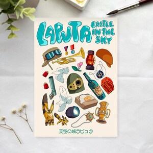 Peut inclure: Une affiche avec des illustrations de "Le Ch&acirc;teau dans le ciel". Le titre "Laputa" est en turquoise. Les illustrations incluent une trompette, une lanterne, une bouteille et un troph&eacute;e. Texte japonais en bas.