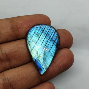 Grande cabochon a pera di labradorite blu, 39 x 24 mm, 63,20 ct, gemma striata.
