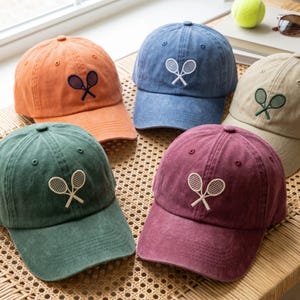 テニスラケット刺繍入りベースボールキャップ、ウォッシュドコットン製ダッドハット