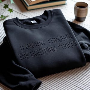 Sudadera bordada con el diseño "Dancing Through Lightning Strikes", inspirada en TS, para fans de la música country.