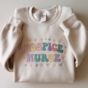 刺繍入りホスピスナーススウェットシャツ、レトロな緩和ケアチームシャツ