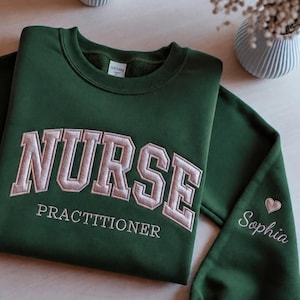 刺繍入りナースプラクティショナースウェットシャツ、NPハート聴診器Tシャツ、FNP看護週間学生ギフト