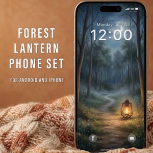 Può includere: Uno smartphone mostra una scena di foresta con una lanterna su un sentiero. Lo schermo mostra l'ora 12:00 di lunedì 4 luglio. Il telefono è accanto a una coperta a trecce marrone e crema. Il testo sul telefono recita "FOREST LANTERN PHONE SET FOR ANDROID AND IPHONE."