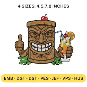 Könnte beinhalten: Gesticktes Design mit einem Tiki aus Holz mit Daumen hoch und einem Cocktail. Der Tiki hat ein detailliertes Gesicht und hält einen Cocktail mit Kirsche und Orangenscheibe. Der Text lautet "4 GRÖSSEN: 10,16, 12,7, 17,78, 20,32 cm".