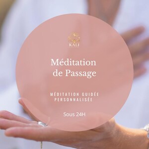 Pode incluir: Um círculo rosa claro com o texto "Méditation de Passage" e "Méditation Guidée Personnalisée" é segurado em mãos abertas. A palavra "KALI" está no topo do círculo. O texto "Sous 24H" está na parte inferior do círculo.