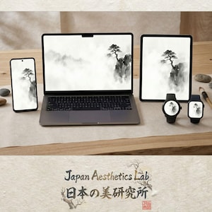 以下が含まれることがあります： 手書き風の「But First, Coffee」の文字が入った、黒い持ち手の白いセラミックマグカップ。白い表面に置かれています。マグカップの高さは10cmです。