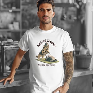 Könnte beinhalten: Ein weißes T-Shirt mit einer Grafik eines Hundes, der eine Polizeimütze und eine Weste trägt und einen Rasenmäher schiebt. Der Text über dem Hund lautet Retired Copper und der Text darunter lautet Old Dog New Patch auf dem T-Shirt.