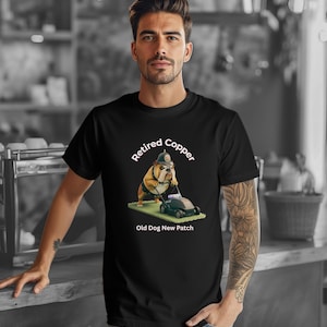 Könnte beinhalten: Ein schwarzes Kurzarm-T-Shirt mit einer Grafik eines Bulldogs, der einen Helm trägt und einen Rasenmäher schiebt. Der Text über dem Hund lautet Retired Copper und der Text darunter lautet Old Dog New Patch in weißer Schrift auf der Vorderseite.
