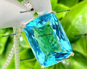 Collar con colgante de cristal azul cielo claro tallado en forma de cojín y cadena de plata alemana.