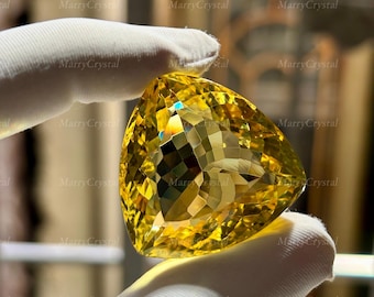 Piedra preciosa suelta de cuarzo amarillo limón de 90 quilates con forma de trillón y cristal.