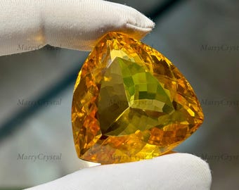 Citrino amarillo de 90 quilates, forma trillón, piedra preciosa suelta en campo de vidrio.