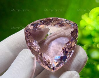 Piedra preciosa suelta de cuarzo rosa claro de 90 quilates con forma de trillón y campo de vidrio.