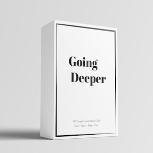 Könnte beinhalten: Eine weiße rechteckige Schachtel für ein Kartenspiel mit dem schwarzen Text Going Deeper auf der Vorderseite. Unter dem Titel steht der Text 120 Couple Conversation Cards, gefolgt von den Wörtern Cute, Spicy, Deep und Fun in kleinerer Schrift.