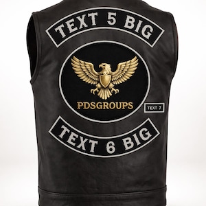 Könnte beinhalten: Schwarze Lederweste mit gestickten Aufnähern. Die Weste hat einen zentralen Aufnäher mit einem goldenen Adlerdesign und dem Text "PDGROUPS". Zusätzliche Aufnäher enthalten den Text "TEXT 5 BIG", "TEXT 6 BIG" und "TEXT 7".
