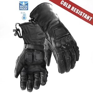Peut inclure: Une paire de gants de moto noirs dotés de protections renforcées pour les articulations, de sangles de poignet réglables et de manchettes allongées avec cordons. Les gants portent des icônes indiquant des propriétés imperméables et résistantes au froid.