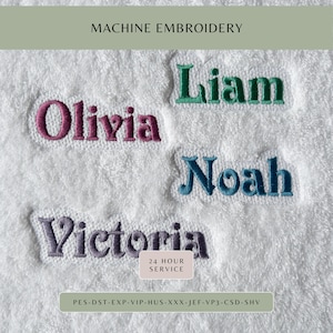 Könnte beinhalten: Weißer Stoff mit den Namen Olivia, Liam, Noah und Victoria in verschiedenen Farben bestickt. Der Text "MACHINE EMBROIDERY" steht oben. Ein kleines Rechteck zeigt "24 HOUR SERVICE".