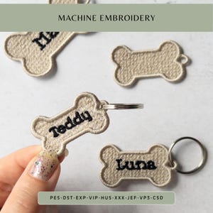 Op de afbeelding: Beige, botvormige machinaal geborduurde patches en sleutelhangers met zwart geborduurde namen zoals Teddy en Luna. De tekst MACHINE EMBROIDERY en de bestandsformaten PES-DST-EXP-VIP-HUS-XXX-JEF-VP3-CSD zijn zichtbaar met een gestikte rand.