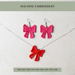 Könnte beinhalten: Ein maschinengesticktes Schmuckset mit Schleifenmotiv. Das Set besteht aus rosa Schleifenohrringen und einer roten Schleifenanhängerkette. Der Text "MACHINE EMBROIDERY" befindet sich oben und "PES-DST-EXP-VIP-HUS-XXX-JEF-VP3-CSD" unten.