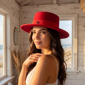 Elegante vilten hoed met platte bovenkant | Fedora-stijl met brede rand, vintage bedel