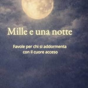 Può includere: Immagine celeste con una luna piena luminosa in un cielo notturno nuvoloso. Il testo "Mille e una notte" è visualizzato in un carattere serif, con la frase "Favole per chi si addormenta con il cuore acceso" sotto. Tema: favole.