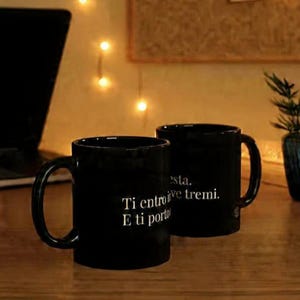 Può includere: Un set di tre tazze in ceramica con finitura opaca e macchiettata. Le tazze sono nei toni del crema, grigio e nero. Ogni tazza ha un design semplice e minimalista, perfetto per caffè o tè. Le tazze sono impilate.