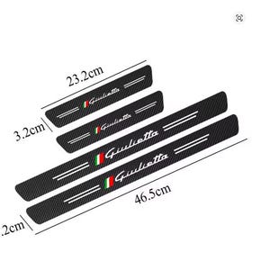 Pode incluir: Conjunto de quatro protetores de soleira de porta de carro pretos. Os protetores são rotulados "Giulietta" com as cores da bandeira italiana. O protetor mais longo mede 46,5 cm de comprimento e 3,2 cm de largura.