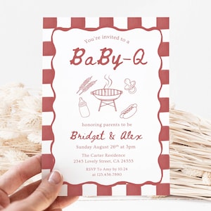 Könnte beinhalten: Eine Babyparty-Einladung mit einem rot-weiß karierten Rand. Auf der Einladung steht "You're invited to a Baby-Q" mit Illustrationen eines Grills, einer Babyflasche und eines Hotdogs. Die Einladung ist für Bridget & Alex.