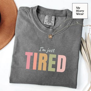 「ただ疲れただけ」Tシャツ、ミニマルな引用句Tシャツ、パステルレインボーアパレル（コンフォートカラーズ 1717）
