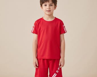 Conjunto deportivo rojo de camiseta y pantalón corto para niño, ropa deportiva de verano.
