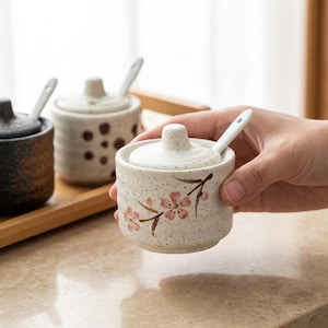 蓋付き日本製陶器製スパイスジャー、塩入れ、砂糖入れ、オイル調味料入れ、ミニマルなキッチン収納、小型スパイス容器