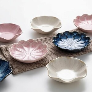 Plato de cerámica para salsa de soja, tazón pequeño para salsa, plato de condimentos con forma de flor para sushi