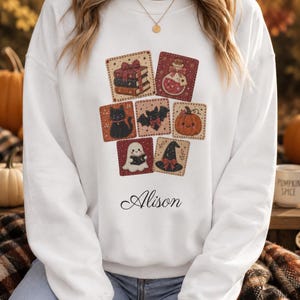 Sudadera personalizada de Halloween, sudadera de cuello redondo para amantes de los libros de terror, calabaza con estampado de gato fantasma de patchwork falso, camiseta vintage de regalo para lectores de otoño con nombre personalizado