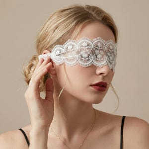 Antifaz de encaje blanco, accesorio romántico de estilo vintage floral.