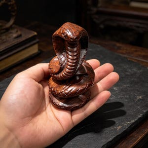 Handskuren träormfigur, spiralformad ormskulptur, gotisk gåva till reptilälskare, Ouroboros träsniderikonst