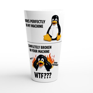 Puede incluir: Taza de café de cerámica blanca con un diseño humorístico con un pingüino de dibujos animados. La mitad superior dice "WORKS PERFECTLY ON MY MACHINE" con un pingüino sonriente. La mitad inferior dice "COMPLETELY BROKEN ON YOUR MACHINE" con un pingüino angustiado y el texto "WTF???"