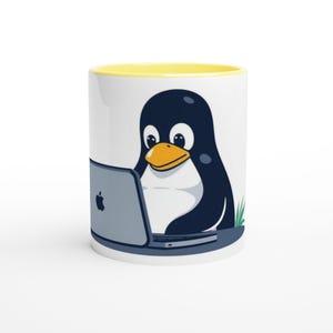 Pode incluir: Caneca de cerâmica branca com interior amarelo. A caneca apresenta um desenho de um pinguim com um laptop. O pinguim é preto e branco com um bico laranja. O laptop tem um logotipo da Apple. Um presente divertido para os entusiastas da informática.
