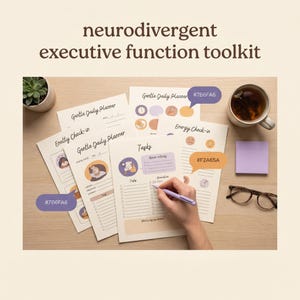 Może przedstawiać: Zestaw drukowanych stron planera z tekstem "neurodivergent executive function toolkit". Strony zawierają sekcje "Gentle Daily Planner" i "Tasks", z ilustracjami i akcentami kodowanymi kolorami. Ręka trzyma długopis, a obok filiżanka herbaty i okulary.