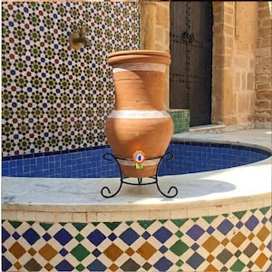 Dispensador de agua con arcilla refrescante natural - Jarra de terracota marroquí hecha a mano con grifo - Recipiente ecológico para bebidas de cocina y patio rústico