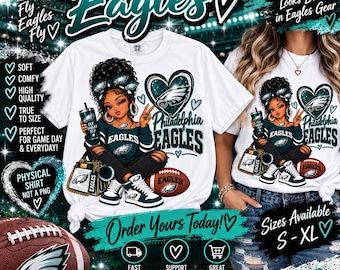 Puede incluir: Una camiseta blanca con una ilustración gráfica de una persona con cabello oscuro rizado que viste una camisa de manga larga color verde azulado de los Eagles, pantalones negros y zapatillas. El diseño incluye un balón de fútbol americano y un logo.
