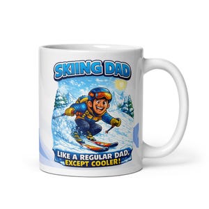 Pode incluir: Caneca de cerâmica branca com uma ilustração de um esquiador e o texto "SKIING DAD" e "LIKE A REGULAR DAD, EXCEPT COOLER!". O esquiador usa um capacete e jaqueta azuis, esquiando em uma montanha nevada.