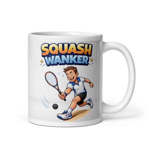 Könnte beinhalten: Weiße Keramik-Tasse mit einer Cartoon-Illustration einer Person beim Squashspielen. Die Tasse trägt den Text "SQUASH WANKER" in Orange und Blau, mit einem Stern auf jeder Seite. Die Illustration zeigt eine Person in Sportkleidung.