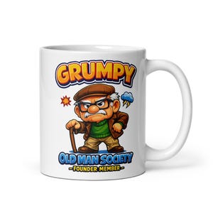 Può includere: Tazza in ceramica bianca con un'illustrazione a cartoni animati di un vecchio burbero. La tazza presenta la scritta "GRUMPY" sopra l'illustrazione e "OLD MAN SOCIETY - FOUNDER MEMBER" sotto.
