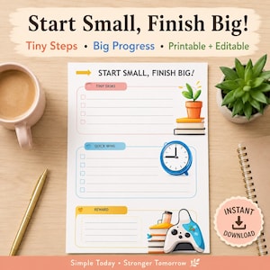 Può includere: Un pianificatore stampabile con il testo "Start Small, Finish Big!" presenta sezioni per attività, vittorie rapide e ricompense. Il design include un orologio, un controller di videogiochi e una piccola pianta in vaso. Sono visibili anche una tazza di caffè e una penna.