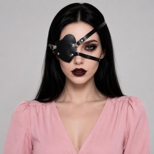 Schwarze Herz-Augenklappe, verstellbares Gesichtsgeschirr aus Kunstleder, Gothic-Cosplay-Augenklappe, Punk-Halloween-Kostümaccessoire für Erwachsene